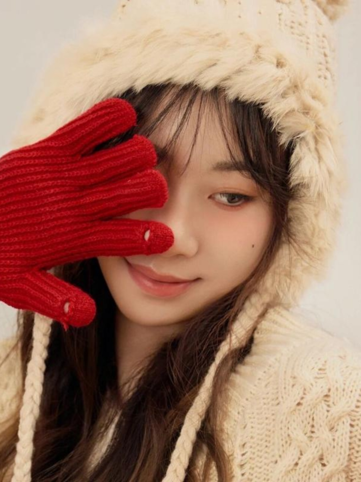 Biały sweter, fotografia artys – Photography Lighting For Clothing recenzja i cena
